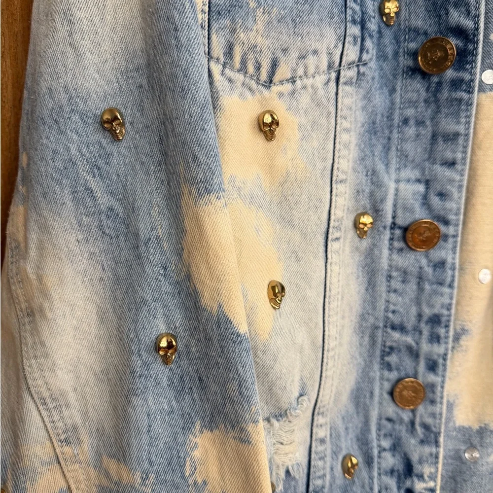Reason Bleach Washed Skull Metal Grommets Jean Jacket Size Large Distressed - Picture 3 of 7